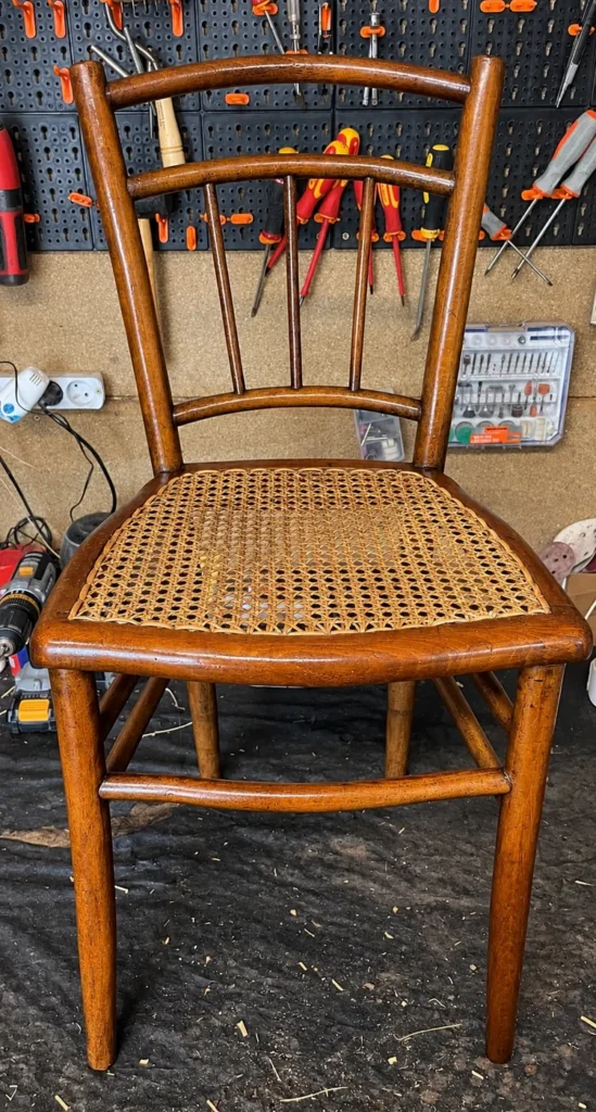 Chaise bistrot après restauration, assise recannée en cannage traditionnel