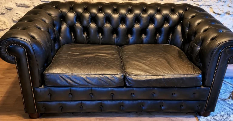 Canapé Chesterfield après rénovation, cuir recoloré en noir