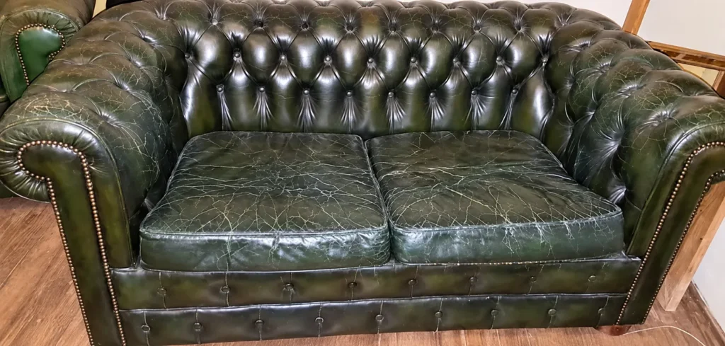 Canapé Chesterfield en cuir vert craquelé et décoloré avant rénovation