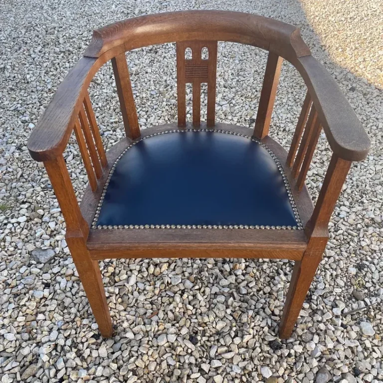 Fauteuil bridge en chêne après réfection, assise bleu nuit et clous décoratifs