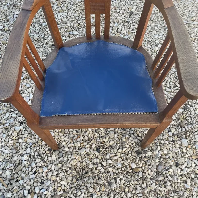 Fauteuil bridge en chêne avant réfection, assise bleue usée et détendue