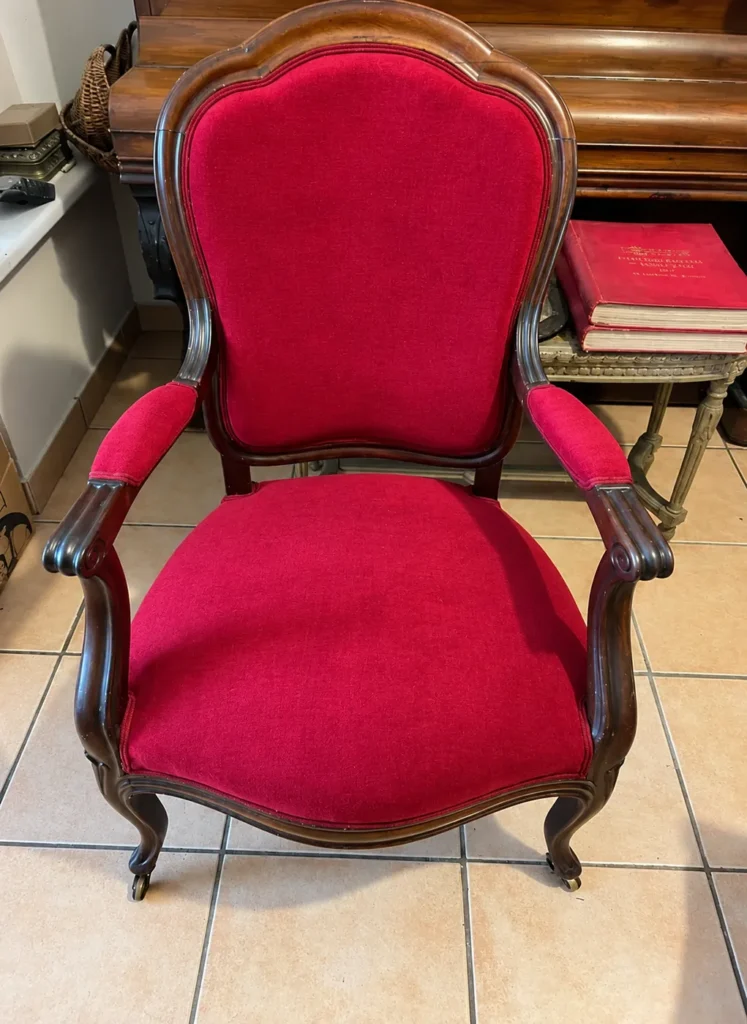 Fauteuil Louis-Philippe après réfection complète, recouvert de velours rouge