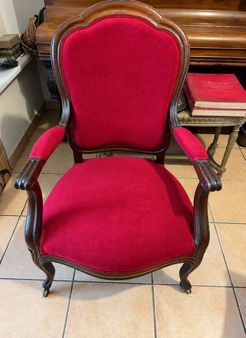 Fauteuil Louis-Philippe après réfection complète, recouvert de velours rouge