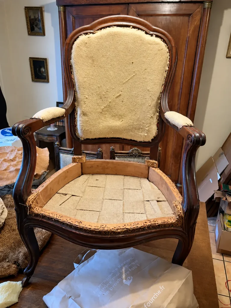 Fauteuil Louis-Philippe dégarni jusqu'à la toile, avant réfection