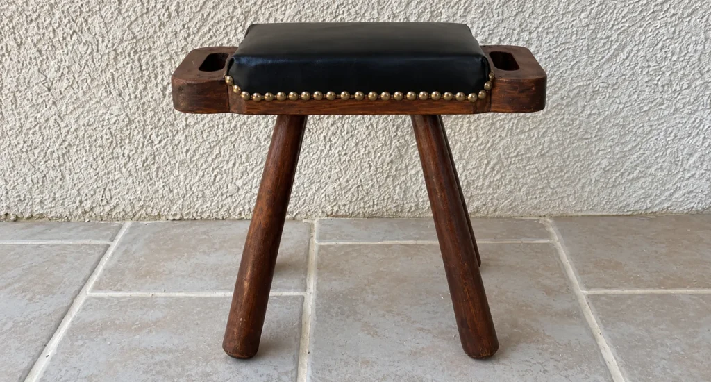 Tabouret de ferme après réfection, assise noire bordée de clous dorés