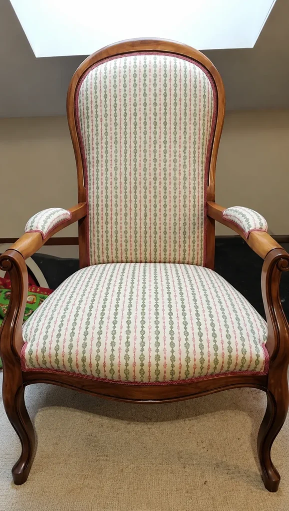 Fauteuil Voltaire avant réfection, ancien tissu rayé rose et vert