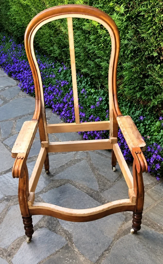 Carcasse de fauteuil Voltaire mise à nu avant réfection
